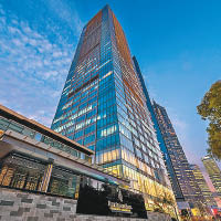 內媒根據片段中窗外的地標，查出涉事酒店為浦東四季酒店。