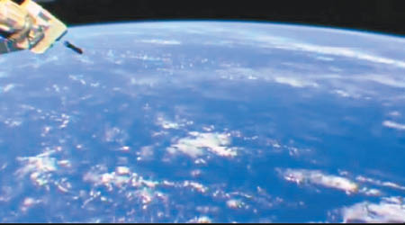 有人上載影像，指國際太空站疑向地球發射導彈。（互聯網圖片）