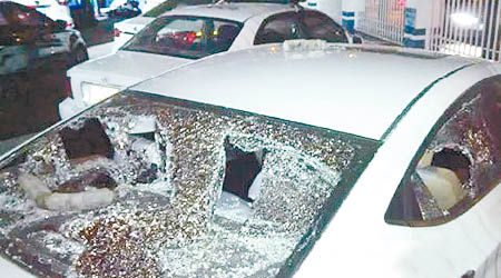 涉案車輛被超市老闆打至玻璃碎裂。