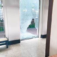 台中市役所昨熱到爆玻璃。（互聯網圖片）