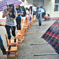 武漢的湖北商貿學院學生搭起「椅子橋」去上課。（互聯網圖片）