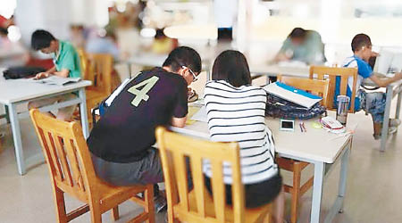 上海興起「高考保母」，陪考生温書和聊天。（互聯網圖片）