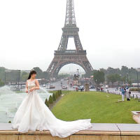 劉圓圓在雨中的巴黎拍攝婚紗照。