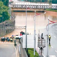 連接機場的地下行車道亦水浸。（中時電子報圖片）