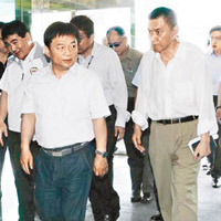行政院副院長林錫耀（左）與機場公司總經理（右）到機場勘災究責。（中時電子報圖片）