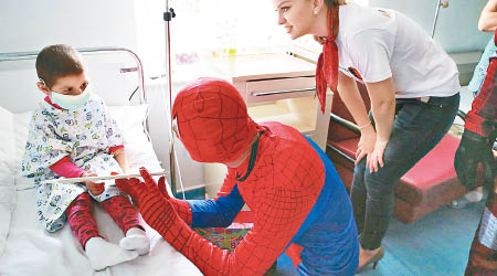 警員打扮成蜘蛛俠探望病童。（阿爾巴尼亞內政部）