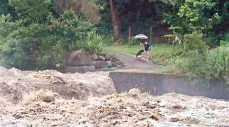 新北坪林昨突降暴雨，致溪水暴漲，民眾無法過路。（中時電子報圖片）