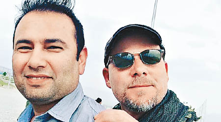 美國資深攝影記者吉爾奇（右）與隨行翻譯員（左），在阿富汗遇襲同告身亡。
