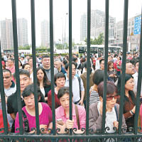 上海徐匯中學外，家長隔着圍欄送子女入場。（中新社圖片）