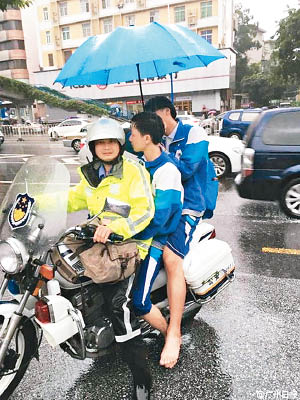 廣州有赤腳考生由交警載抵考場。（互聯網圖片）