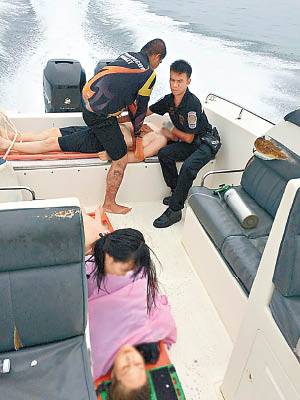 水警救起墮海遊客。。（互聯網圖片）