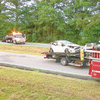 捱撞的福特車被運走。（互聯網圖片）