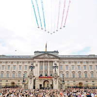 空軍戰機飛越白金漢宮，祝賀女王壽辰。