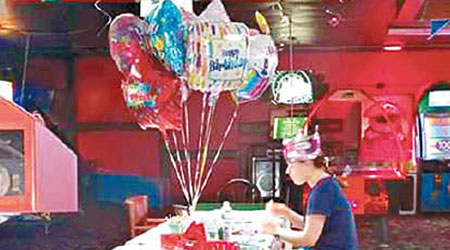 海莉．索倫森去年獨個兒對着生日蛋糕哭泣。（互聯網圖片）
