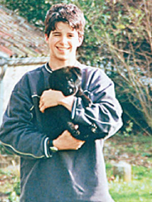 克羅瓦多年前抱着愛犬合照。（互聯網圖片）