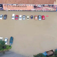 廣西<br>廣西柳州有汽車在水中被困。（中新社圖片）