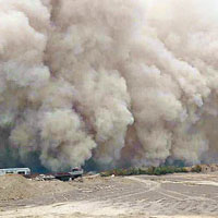 新疆<br>新疆鄯善縣遭沙塵暴吹襲。（互聯網圖片）