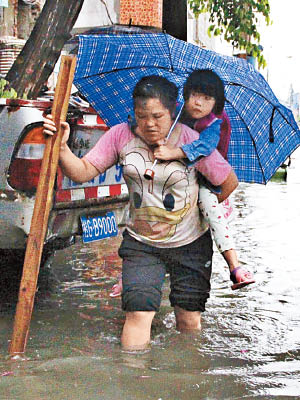 廣西柳州市民涉水而行。（中新社圖片）