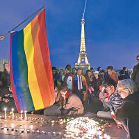 巴黎民眾為奧蘭多死難者舉行燭光晚會。