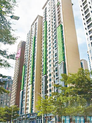 深圳西鄉有屋苑被指非法改建，將露台改造成房間出售。（互聯網圖片）