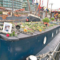 民眾在考克斯居住的船屋放鮮花悼念。（互聯網圖片）