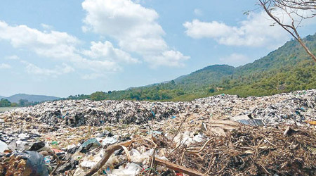 大量垃圾堆積在處理廠外。（互聯網圖片）