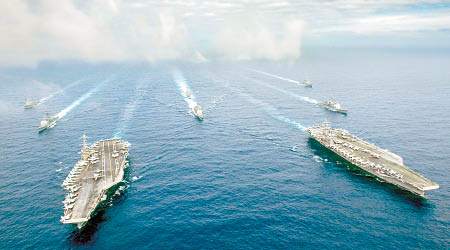斯滕尼斯號（前左）及列根號（前右）組成的雙航母編隊在菲律賓海演練。（互聯網圖片）