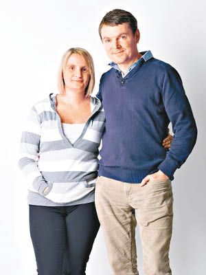 雷德福（右）與妻子快將誕下第十八名孩子。（互聯網圖片）