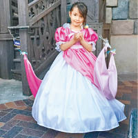 莉莉穿起公主裙到迪士尼樂園留影。