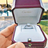馬丁送給未婚妻的卡地亞鑽石戒指。