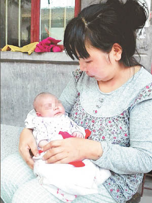 母親楊曉青兩度將兒子從丈夫手中救出。