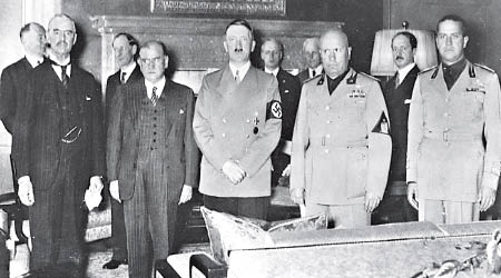 張伯倫（前左）與希特拉（中）等簽《慕尼黑協定》。