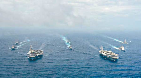 美軍早前派出「雙航母」戰鬥群示威。（互聯網圖片）