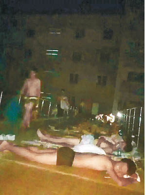 洛陽理工學院有大批男生在走廊及天台集體裸睡。（互聯網圖片）