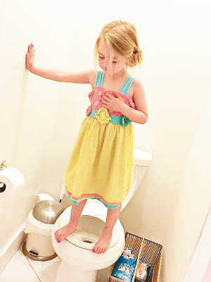 菲利的女兒站在坐廁上，原來是為了練習躲避槍手。