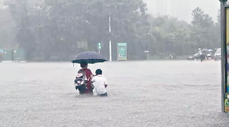 達州市暴雨連場，處處水浸。（互聯網圖片）