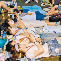部分空服員罷工時，躺在地上玩手機消磨時間。（互聯網圖片）