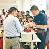 華航在香港機場為受影響旅客安排其他公司候補機位。（朱先儒攝）