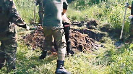 影片顯示，疑似烏克蘭士兵活埋親俄男子。
