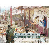 政府與FARC戰鬥多年，圖為一九九九年時，FARC俘虜兩名警員。（資料圖片）