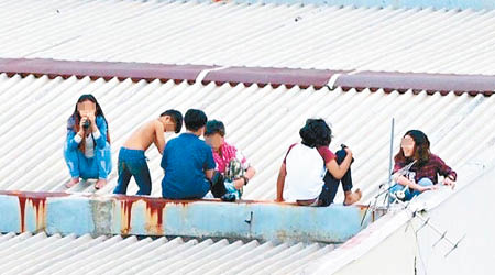 多名未成年男女在屋頂上吸強力膠。（互聯網圖片）