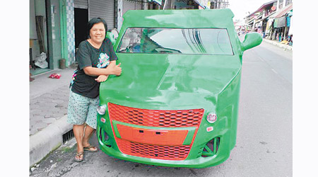 阿披婉把電單車改裝成一輛看起來像斷了半截的汽車。