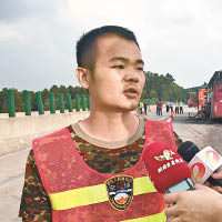 交通部門人員李慶毅，砸窗救出六名乘客。