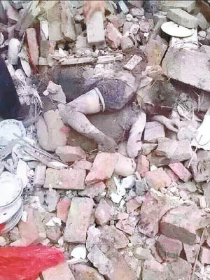 韋其龍夫婦被發現在瓦礫中相擁而亡。（互聯網圖片）