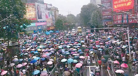 仙桃市大批民眾冒雨上街，抗議興建垃圾焚燒發電站。