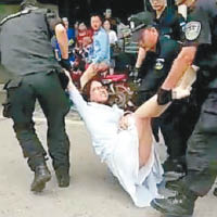 有女示威者被警員抬走。（互聯網圖片）