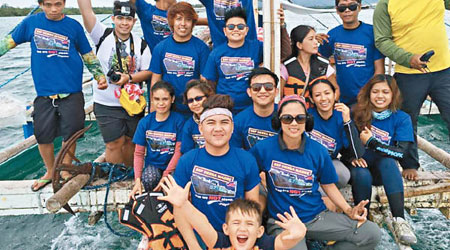志願者均穿上印有菲律賓坐灘軍艦的上衣。（互聯網圖片）
