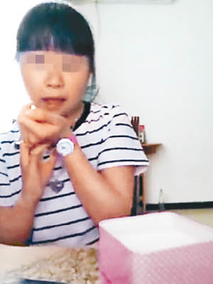 女童展示一款「名貴手錶」。（互聯網圖片）