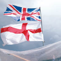 倫敦西敏寺橋上飄揚着英國國旗（上）及英格蘭旗（下）。