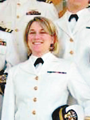 海斯曾在美國海軍服役。